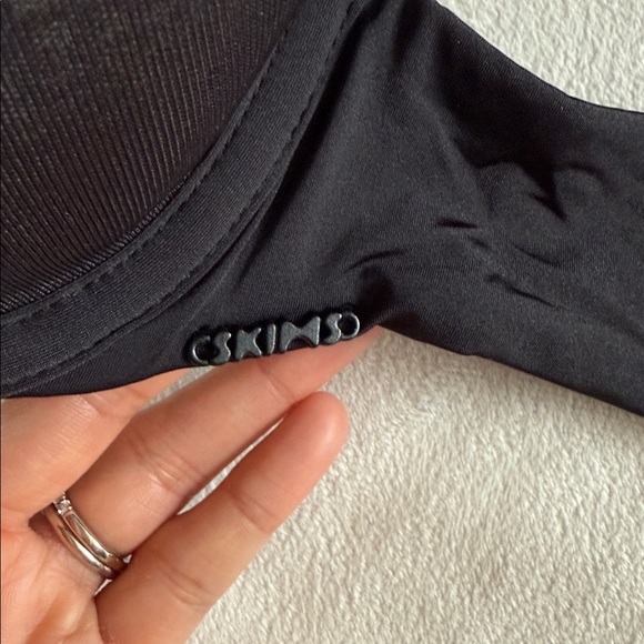 NWT Skims weightless scoop bra - onyx - Picture 8 of 8